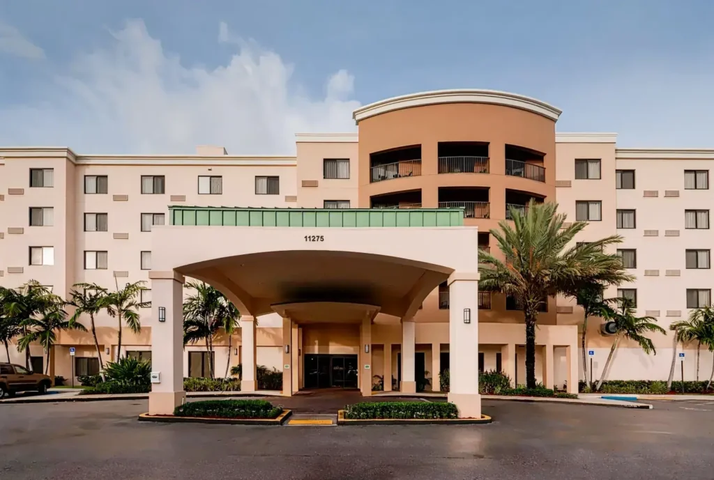 Courtyard by Marriott Miami near Avana Plastic Surgery - Entrance