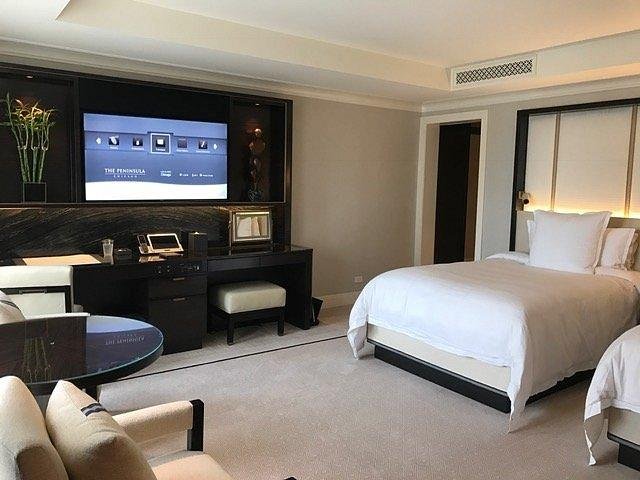 A room with a bed and a television

Description automatically generated