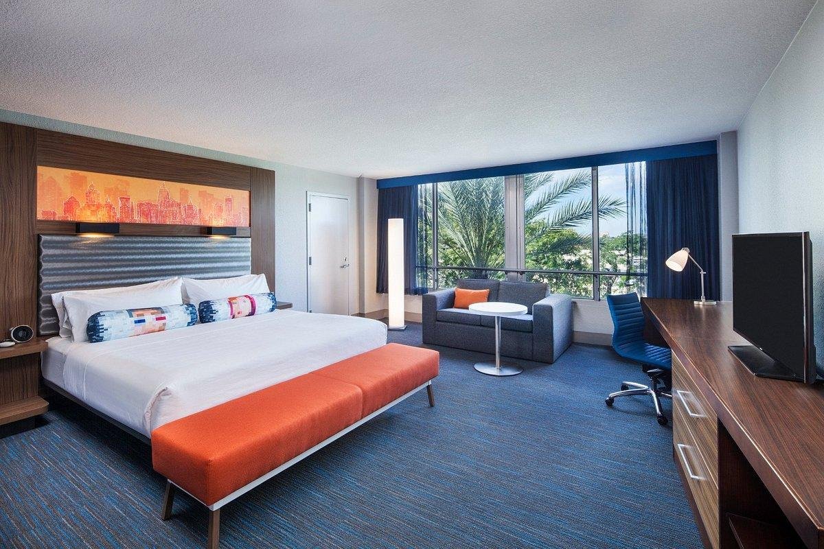 Aloft Hotel Dadeland bedroom